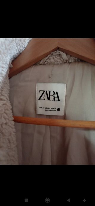 abrigo de pelo beige con bolsillos y botones Zara