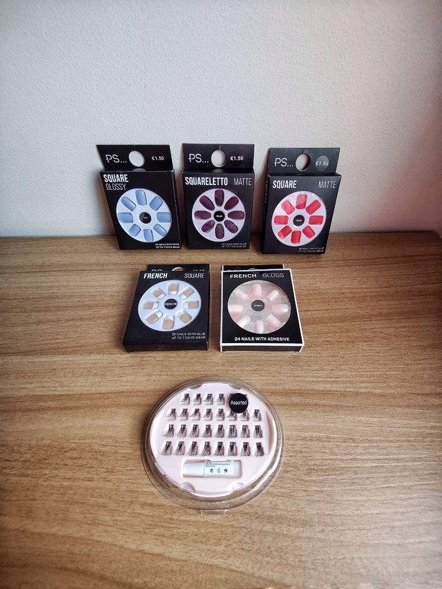 Lote de uñas y pestañas postizas