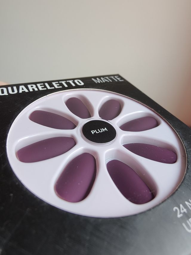 Lote de uñas y pestañas postizas