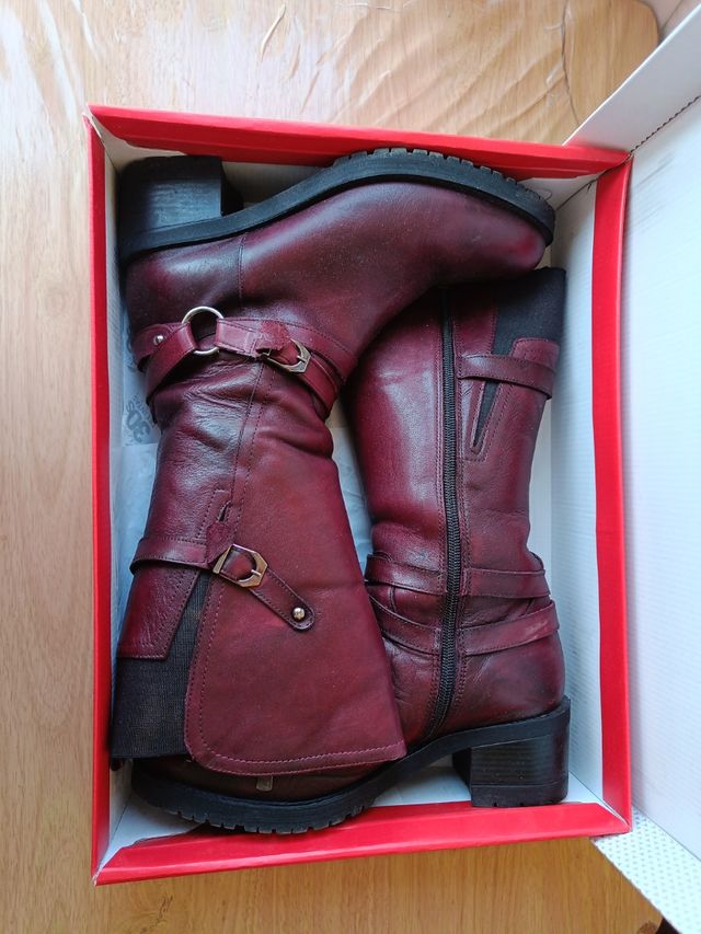 Botas altas de tacon granates Precio negociable