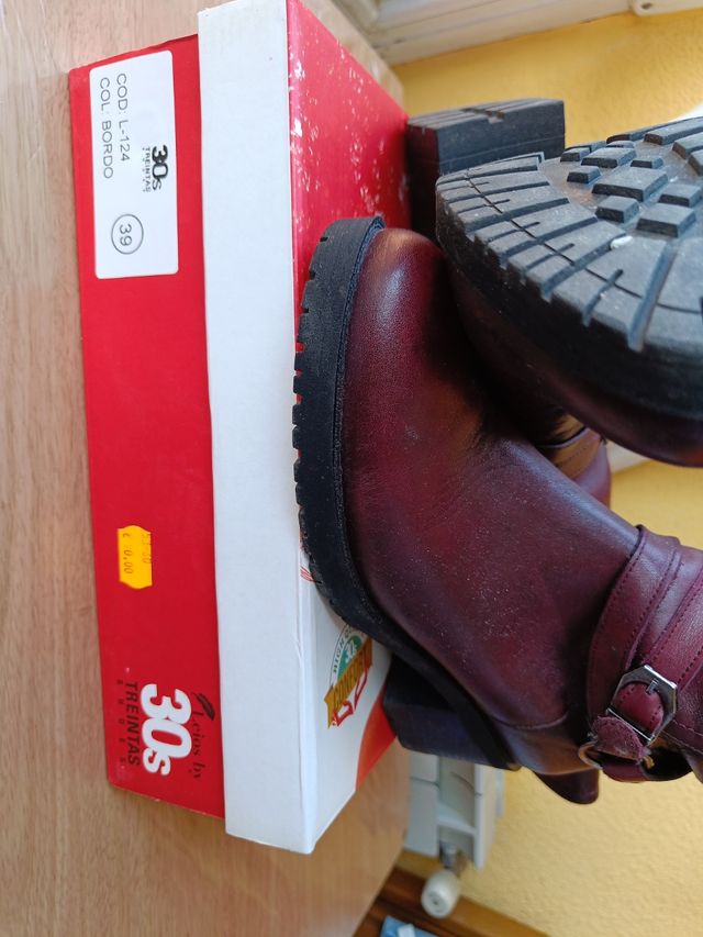 Botas altas de tacon granates Precio negociable