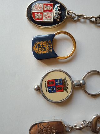 cuatro preciosos llaveros de la junta y Palencia.