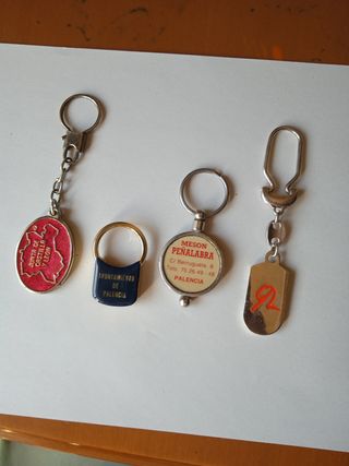 cuatro preciosos llaveros de la junta y Palencia.