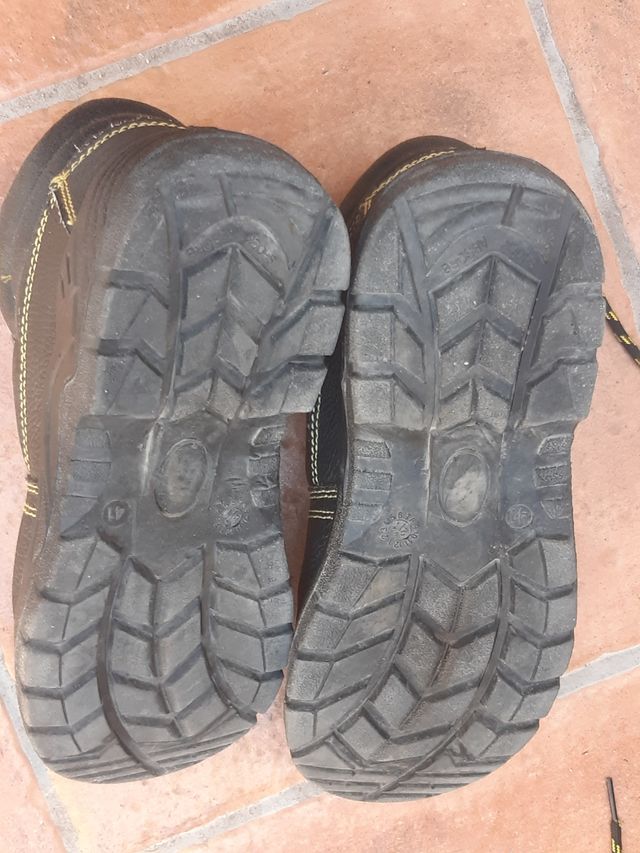 Zapatos de seguridad en buen estado