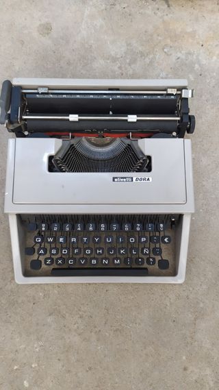 Máquina de escribir. Olivetti Dora