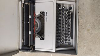Máquina de escribir. Olivetti Dora