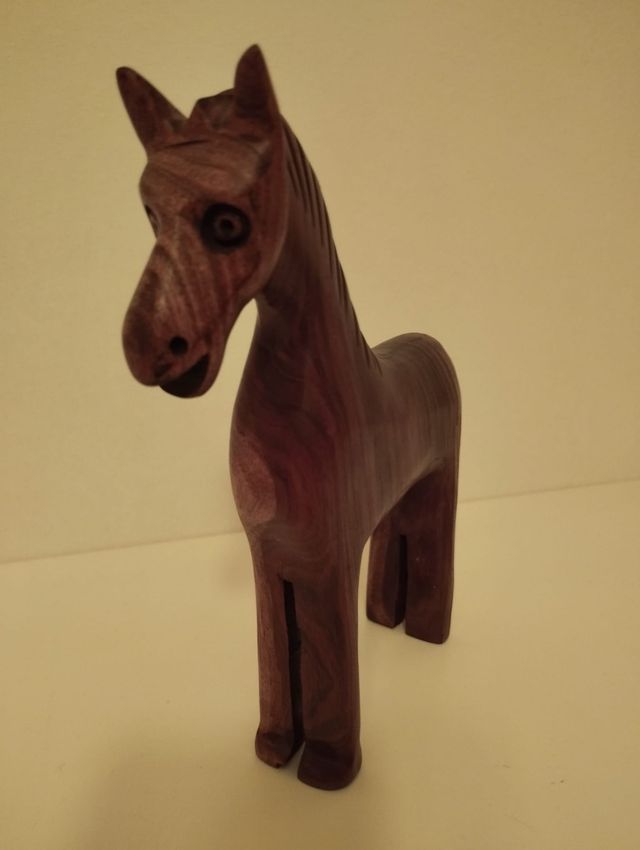 Caballo de madera nuevo
