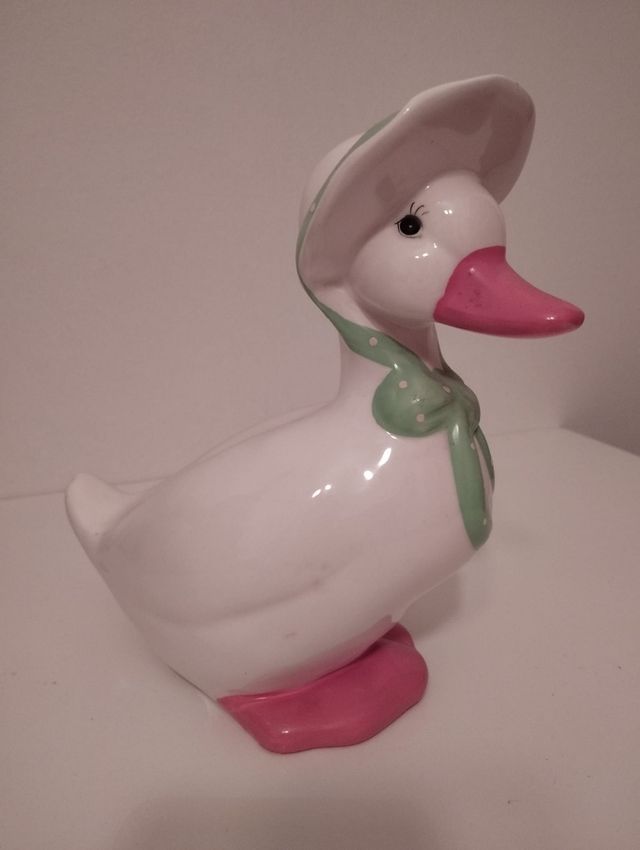 Figura pata porcelana