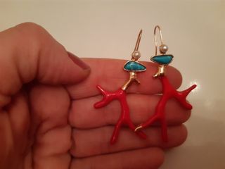 Pendientes diseño tipo coral rojo dorado y azul. M