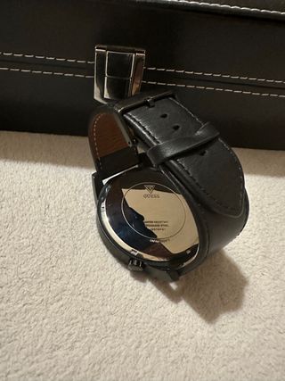 Reloj Guess negro de cuero