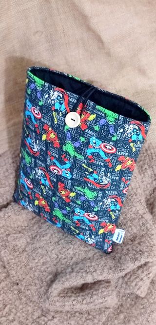 Funda acolchada MARVEL para libros