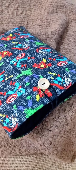 Funda acolchada MARVEL para libros