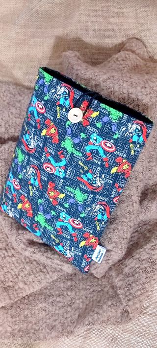 Funda acolchada MARVEL para libros