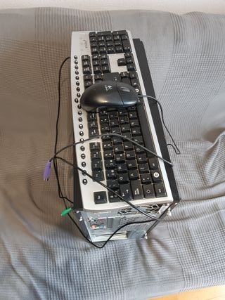 Ordenador sobremesa sin monitor