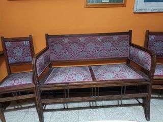 Banco con dos sillas