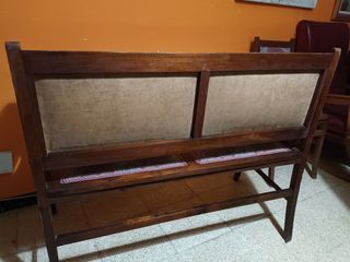 Banco con dos sillas