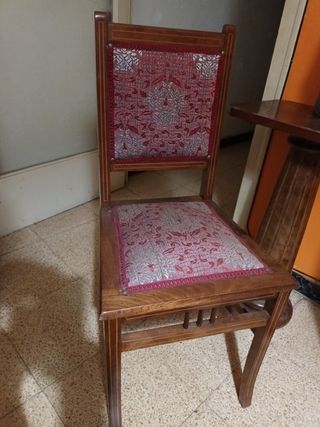 Banco con dos sillas