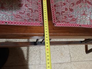 Banco con dos sillas