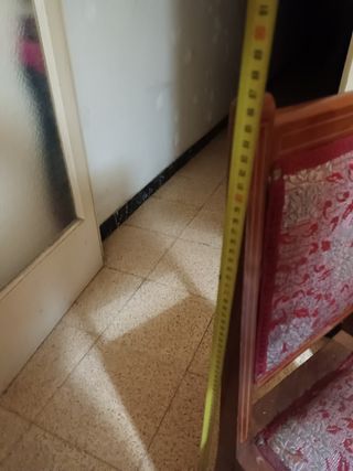 Banco con dos sillas