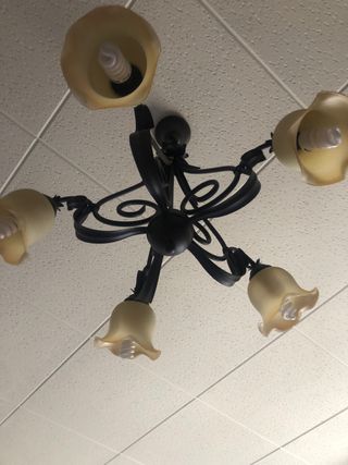 Lámpara  muy bonita de  5 brazos con tulipas