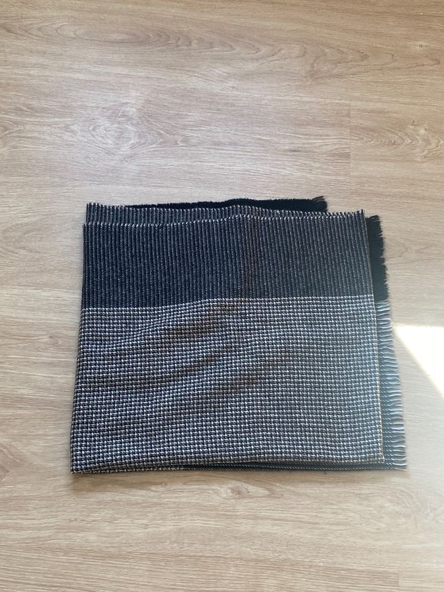 Bufanda MANGO en tonos negros y grises