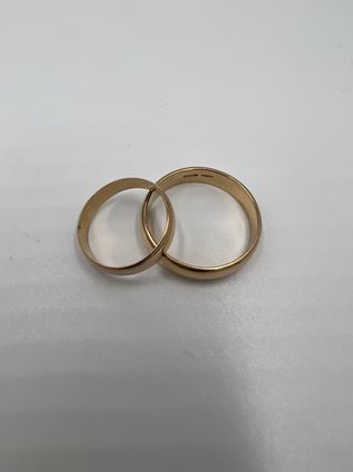 Alianzas y anillos de compromiso  de oro