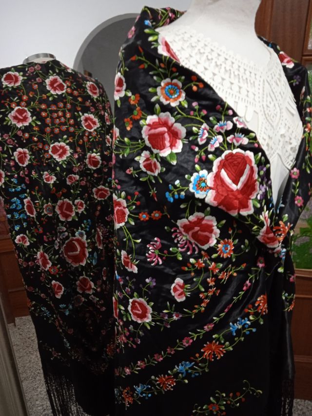 mantón seda bordado