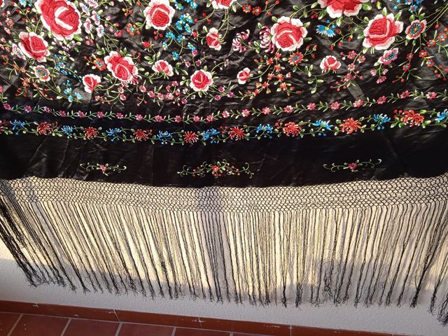 mantón seda bordado
