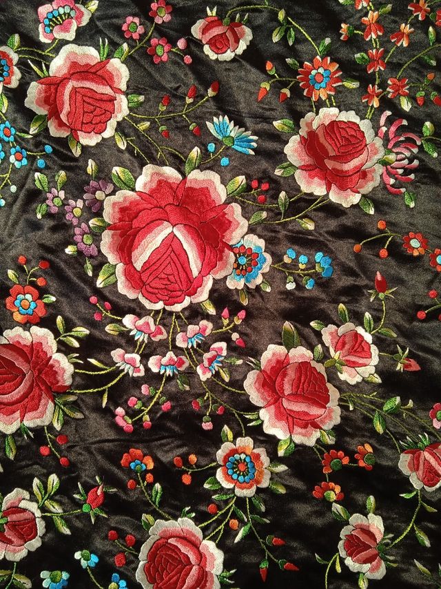 mantón seda bordado
