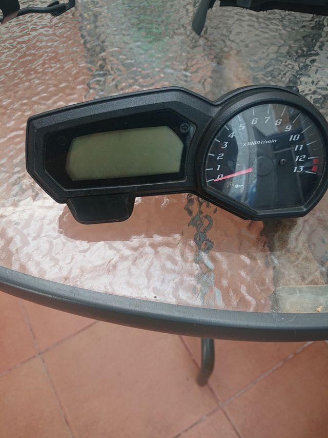 Marcador yamaha fz6 s2 xj6 de segunda mano por 80 EUR en La Zenia en