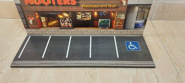 Diorama Hooters.
