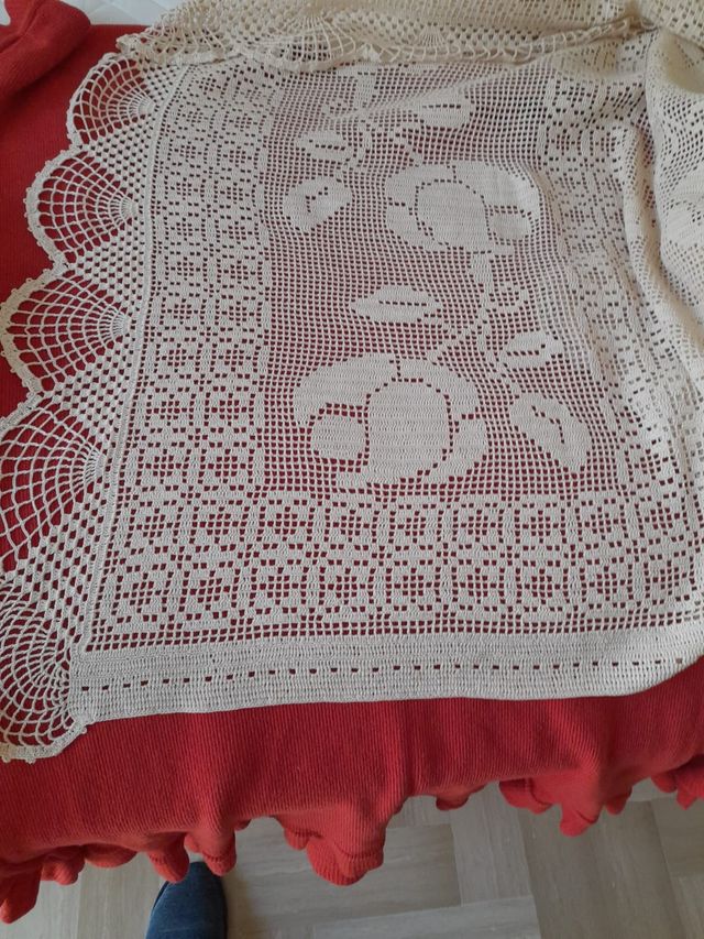 Copriletto lavorato a mano