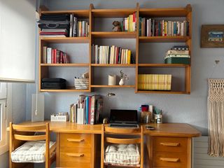 Estantería de madera de roble