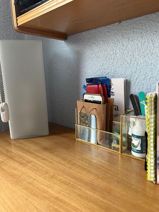 Estantería de madera de roble