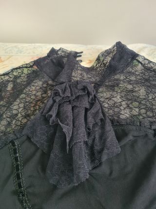 Blusita romántica en negro.