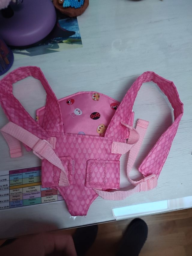 porta bebe y traje