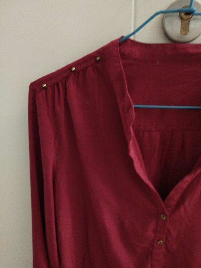 Blusa roja tachuelas