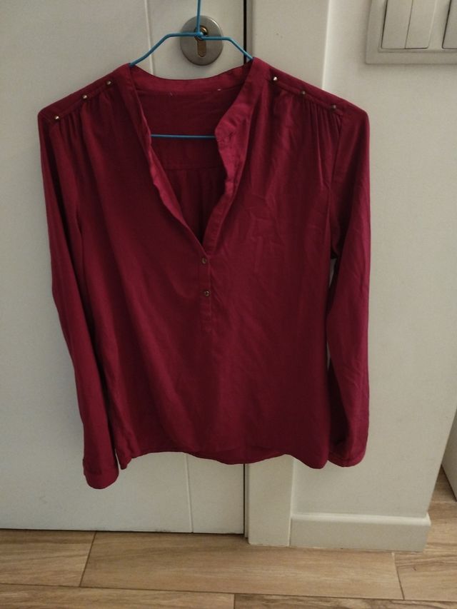 Blusa roja tachuelas