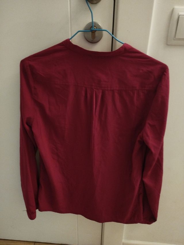 Blusa roja tachuelas