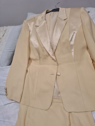 Traje de chaqueta muy de vestir.Primavera- verano.