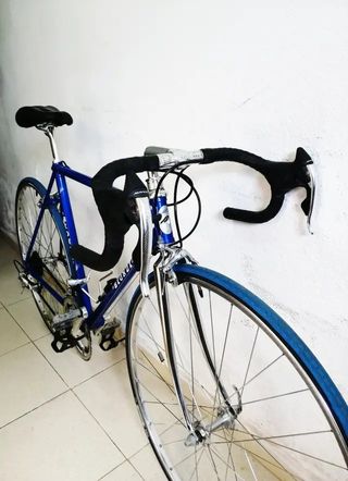 bicicleta de carretera prácticamente nueva