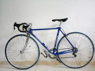 bicicleta de carretera prácticamente nueva