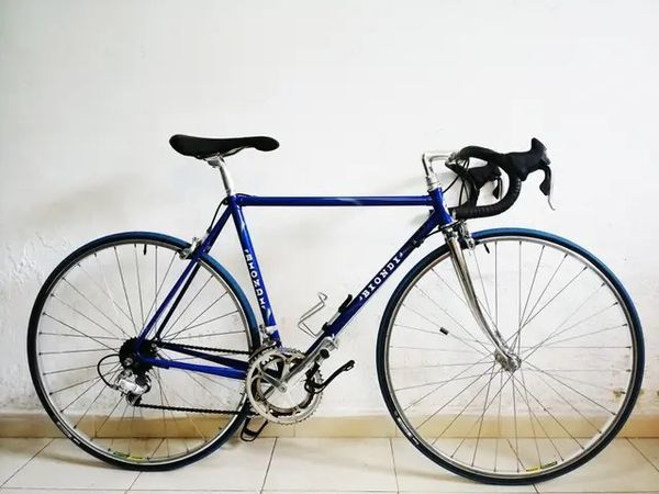 bicicleta de carretera prácticamente nueva