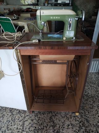 Maquina de coser sigma con mueble.