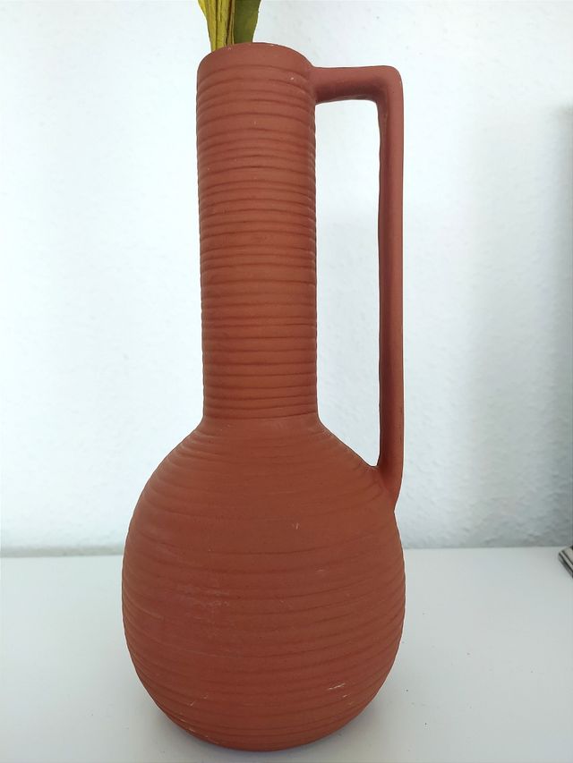 Jarrón con ramo artificial