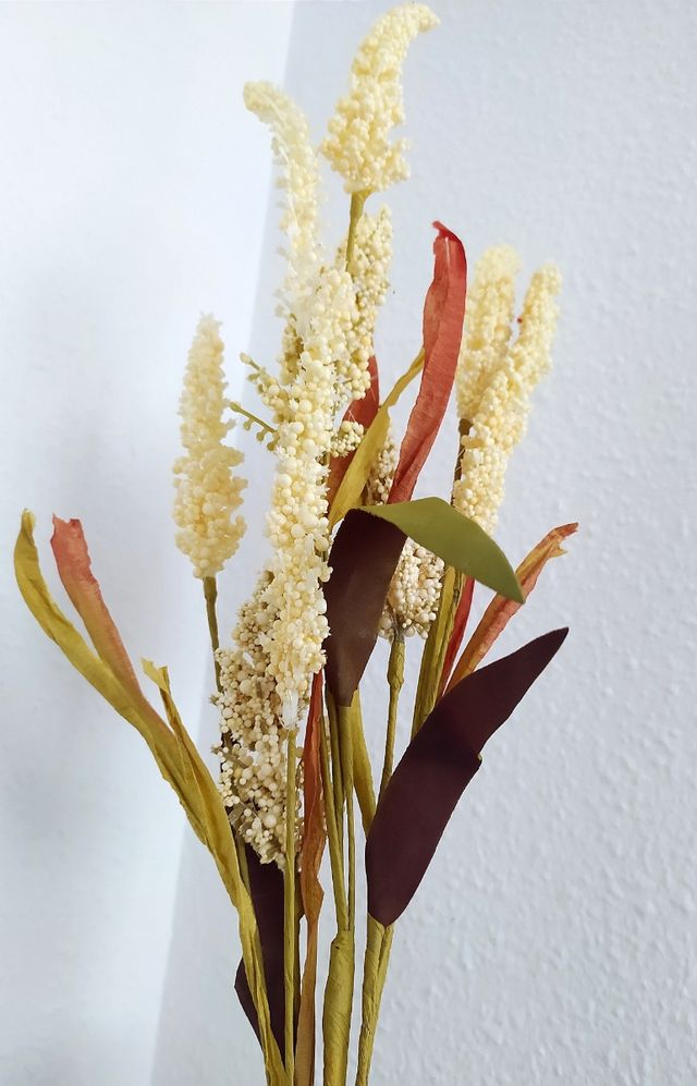 Jarrón con ramo artificial