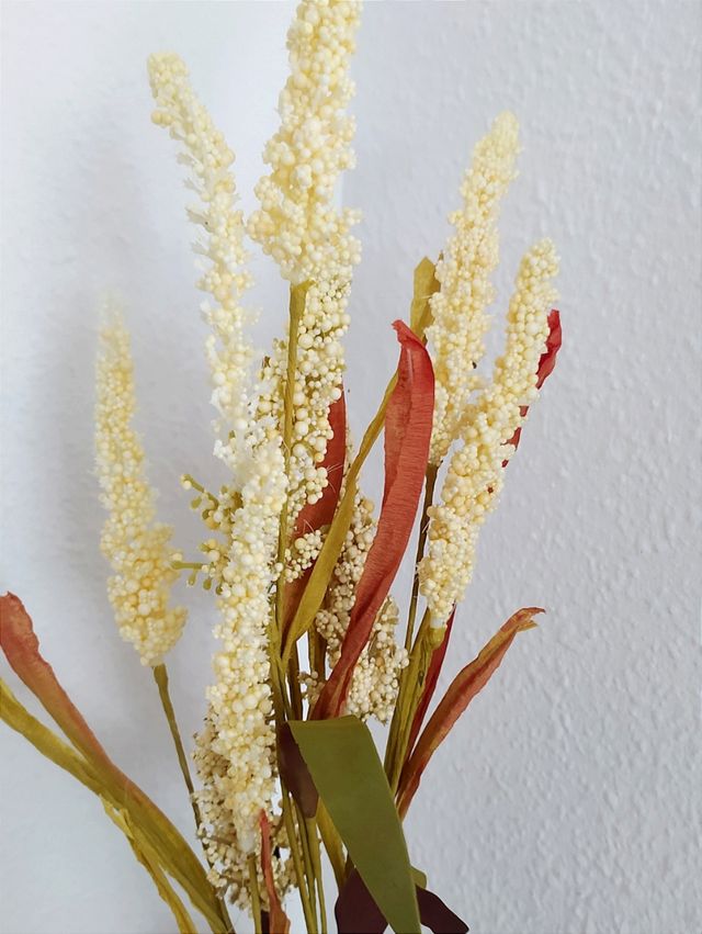 Jarrón con ramo artificial