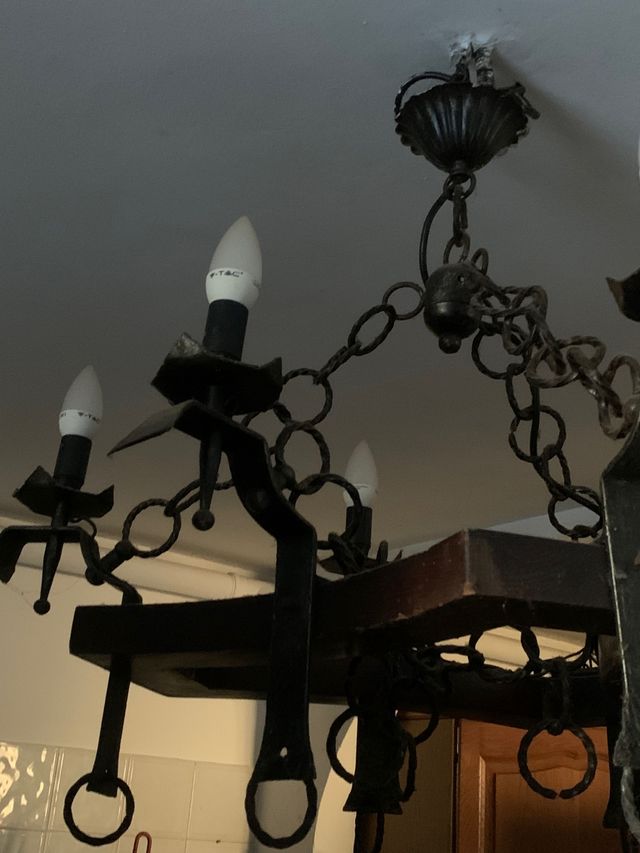 Lampadario nero in ferro battuto a 6 luci