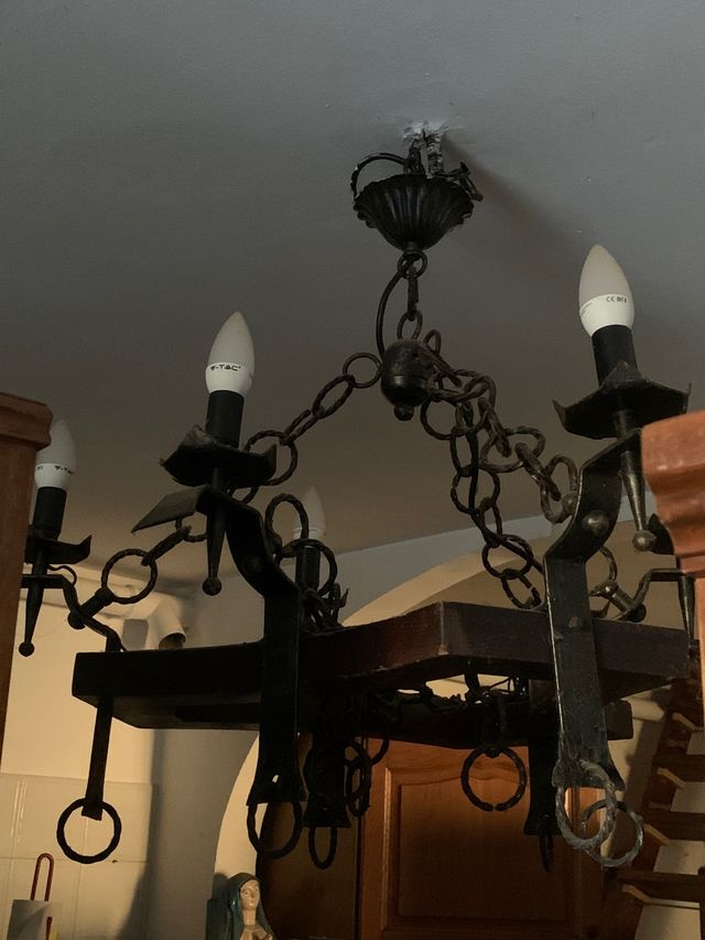 Lampadario nero in ferro battuto a 6 luci