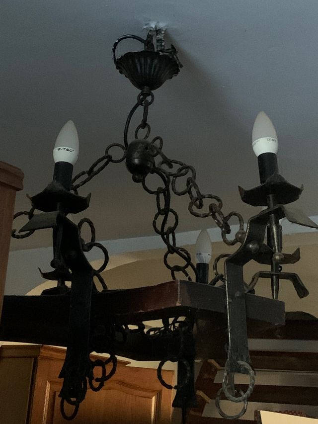 Lampadario nero in ferro battuto a 6 luci